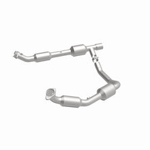 Load image into Gallery viewer, MagnaFlow 05-08 Ford E-350 Super Duty 5.4L Direct Fit Converter