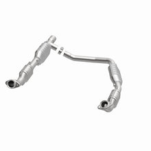 Load image into Gallery viewer, MagnaFlow Direct Fit Catalytic Converter 06 Ford E350 Van 5.4L