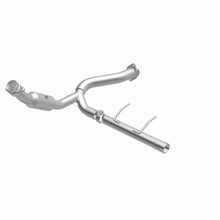 Load image into Gallery viewer, MagnaFlow Direct Fit Catalytic Converter 2007-2008 Ford Expedition/Navigator V8-5.4L