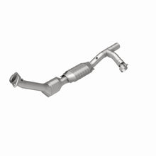 Load image into Gallery viewer, MagnaFlow Direct Fit Catalytic Converter 99-00 Ford Trucks 5.4L