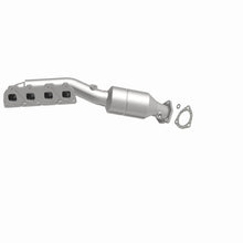 Load image into Gallery viewer, MagnaFlow Direct Fit Catalytic Converter 02-04 Volkswagen Passat 4.0L