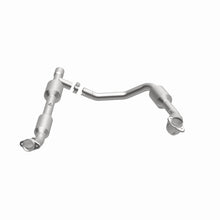 Load image into Gallery viewer, MagnaFlow Direct Fit Catalytic Converter 05-06 Ford E-350 Super Duty 5.4L