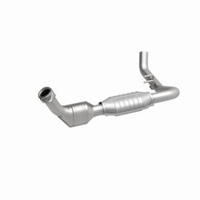 Load image into Gallery viewer, MagnaFlow Direct Fit Catalytic Converter 99-00 Ford Trucks 5.4L