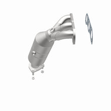 Load image into Gallery viewer, MagnaFlow Direct Fit Catalytic Converter 04-05 Suz Verona2.5 Manifold Rear