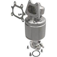 Load image into Gallery viewer, MagnaFlow Direct Fit Catalytic Converter 04-07 Saturn VUE 3.5L Rear