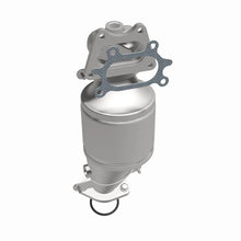 Load image into Gallery viewer, MagnaFlow Direct Fit Catalytic Converter 04-07 Saturn VUE 3.5L Front