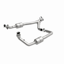 Load image into Gallery viewer, MagnaFlow Direct Fit Catalytic Converter 2002 Ford E-Series Vans 5.4L
