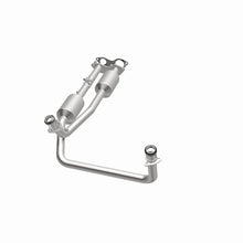 Load image into Gallery viewer, MagnaFlow Direct Fit Catalytic Converter California Grade 96-00 GM Tahoe/Yukon/Escalade 5.7L