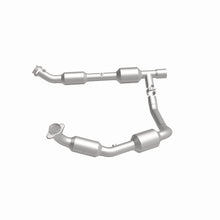 Load image into Gallery viewer, MagnaFlow Direct Fit Catalytic Converter 05-06 Ford E-350 Super Duty 5.4L