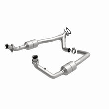 Load image into Gallery viewer, MagnaFlow Direct Fit Catalytic Converter 2002 Ford E-Series Vans 5.4L