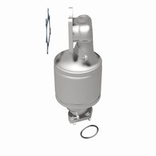 Load image into Gallery viewer, MagnaFlow Direct Fit Catalytic Converter 04-07 Saturn VUE 3.5L Front
