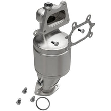 Load image into Gallery viewer, MagnaFlow Direct Fit Catalytic Converter 04-07 Saturn VUE 3.5L Front