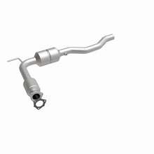 Load image into Gallery viewer, MagnaFlow Direct Fit Catalytic Converter 02 Volkswagen Eurovan 2.8L