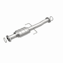 Load image into Gallery viewer, MagnaFlow Direct Fit Catalytic Converter 01-04 Toyota Tacoma 2.4L Rear