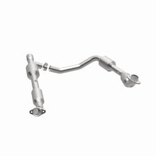 Load image into Gallery viewer, MagnaFlow Direct Fit Catalytic Converter 05-06 Ford E-350 Super Duty 5.4L