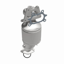 Load image into Gallery viewer, MagnaFlow Direct Fit Catalytic Converter 04-07 Saturn VUE 3.5L Front