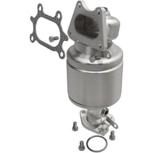 Load image into Gallery viewer, MagnaFlow Direct Fit Catalytic Converter 04-07 Saturn VUE 3.5L Rear