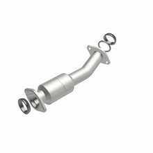 Load image into Gallery viewer, MagnaFlow Direct Fit Catalytic Converter 11-15 Sienna 3.5 Underbody