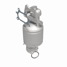 Load image into Gallery viewer, MagnaFlow Direct Fit Catalytic Converter 04-07 Saturn VUE 3.5L Front