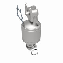 Load image into Gallery viewer, MagnaFlow Direct Fit Catalytic Converter 04-07 Saturn VUE 3.5L Front