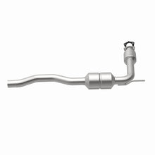 Load image into Gallery viewer, MagnaFlow Direct Fit Catalytic Converter 02 Volkswagen Eurovan 2.8L