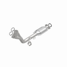 Load image into Gallery viewer, MagnaFlow Direct Fit Catalytic Converter 96-00 Toyota 4 Runner 2.7