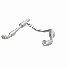 Load image into Gallery viewer, MagnaFlow Direct Fit Catalytic Converter 05-06 Ford E-350 Super Duty 5.4L
