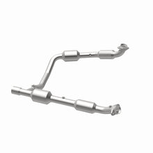 Load image into Gallery viewer, MagnaFlow Direct Fit Catalytic Converter 05-06 Ford E-350 Super Duty 5.4L