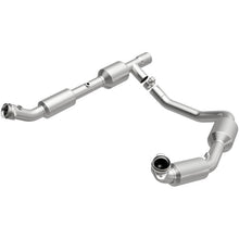 Load image into Gallery viewer, MagnaFlow Direct Fit Catalytic Converter 05-06 Ford E-350 Super Duty 5.4L