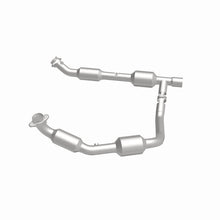 Load image into Gallery viewer, MagnaFlow Direct Fit Catalytic Converter 05-06 Ford E-350 Super Duty 5.4L