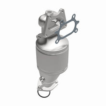 Load image into Gallery viewer, MagnaFlow Direct Fit Catalytic Converter 04-07 Saturn VUE 3.5L Front